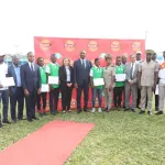 cote-d-ivoire-cent-jeunes-en-fin-de-formation-aux-metiers-de-vendeurs-van-s-recoivent-leur-attestation