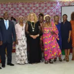 rotary-club-grand-bassam-le-president-sortant-ouattara-alhassan-passe-le-collier-a-marthe-rabbiosi