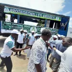 cote-d-ivoire-une-ong-engagee-dans-le-reboisement-offre-des-plants-d-arbres-aux-mairies-du-district-d-abidjan