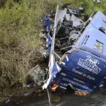 kenya-un-bus-chute-d-un-pont-d-une-quarantaine-de-metres-au-moins-30-morts