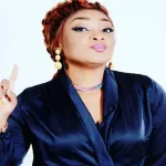 wozo-vacances-deux-02-danseurs-de-bamba-amy-sarah-s-embrassent-sur-scene-les-ivoiriens-choques