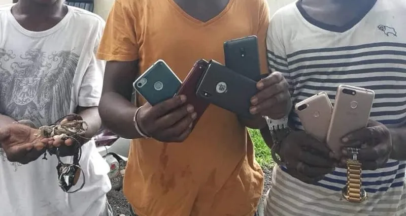 adjame-un-journaliste-se-fait-voler-ses-2-telephones-portables-et-les-rachete-a-27-000-francs-chez-ses-voleurs