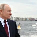 grande-parade-de-la-marine-russe-vladimir-poutine-en-demonstration-de-force-a-saint-petersbourg