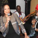 pour-la-celebration-de-ses-45-ans-de-carriere-aicha-kone-honoree-par-la-ministre-de-la-culture-francoise-remarck