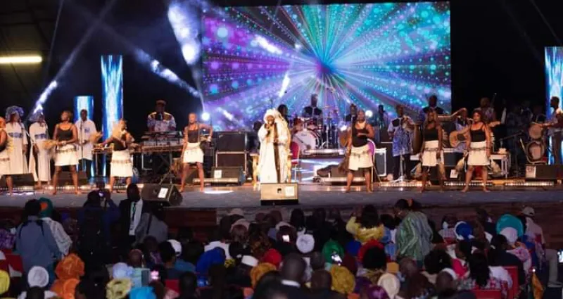 concert-aicha-kone-offre-un-recital-musical-aureole-de-temoignages-lors-de-la-fete-de-ses-45-ans-de-carriere