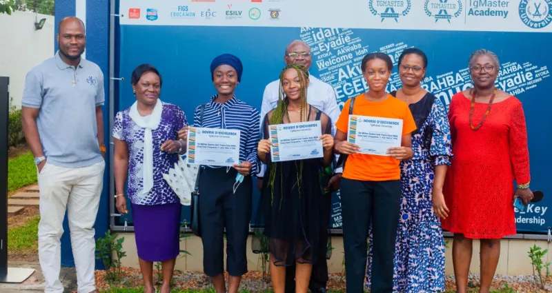 celebration-de-l-excellence-une-universite-octroie-des-bourses-aux-bacheliers-du-programme-vacances-saines