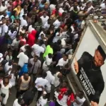 hommage-a-arafat-vandalisme-sur-le-lieu-de-l-accident-la-foule-dispersee-par-des-tirs-de-gaz-lacrymogenes