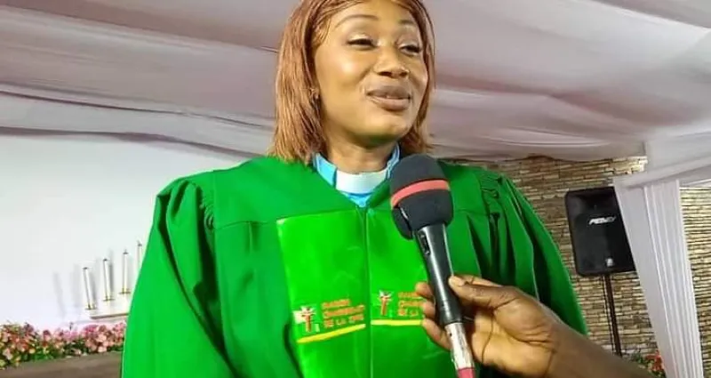 sacerdoce-claire-bahi-consacree-pasteur-evangeliste-et-bientot-etablie-sur-un-no