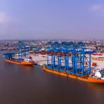 construction-du-tc2-6-portiques-de-quai-et-7-portiques-de-parc-debarques-au-port-d-abidjan