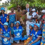 l-ambassadeur-des-etats-unis-richard-bell-rencontre-les-communautes-et-agents-de-sante-de-l-indenie-djuablin