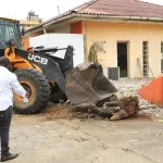 cocody-rue-lepic-cisse-ibrahima-bacongo-debarque-au-siege-du-rhdp-avec-un-caterpillar-ce-qu-il-veut-faire