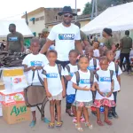 rentre-scolaire-l-ong-le-cri-de-la-veuve-et-de-l-orphelin-offre-des-kits-a-des-enfants-demunis-d-attecoube