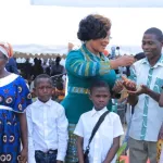 sud-comoe-le-gouvernement-loue-et-equipe-un-appartement-pour-une-famille-plusieurs-millions-remis-a-des-foyers