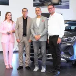 automobile-un-concessionnaire-de-vehicule-presente-son-nouveau-ne-gs4