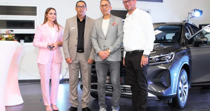 automobile-un-concessionnaire-de-vehicule-presente-son-nouveau-ne-gs4