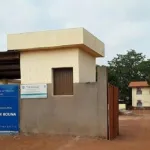 bouna-la-comptable-sous-la-douche-il-s-introduit-dans-sa-chambre-et-vole-1-05-millions-francs