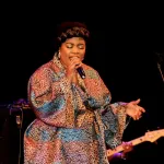 concert-jahelle-bonee-entraine-son-public-dans-l-univers-de-la-musique-de-fusion