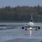 trafic-aerien-un-avion-de-fret-rate-son-atterrissage-et-termine-sa-course-dans-un-etang