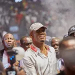 finale-du-tchin-tchin-didier-drogba-cree-l-emeute-au-palais-des-sports-la-police-use-de-gaz-lacrymogene