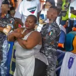 une-danseuse-se-tremousse-contre-un-agent-des-forces-de-l-ordre-la-police-menace-willy-dumbo-demande-pardon