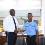 tchin-tchin-apres-son-sang-froid-face-a-la-danseuse-le-jeune-policier-recoit-les-felicitations-de-sa-hierarchie