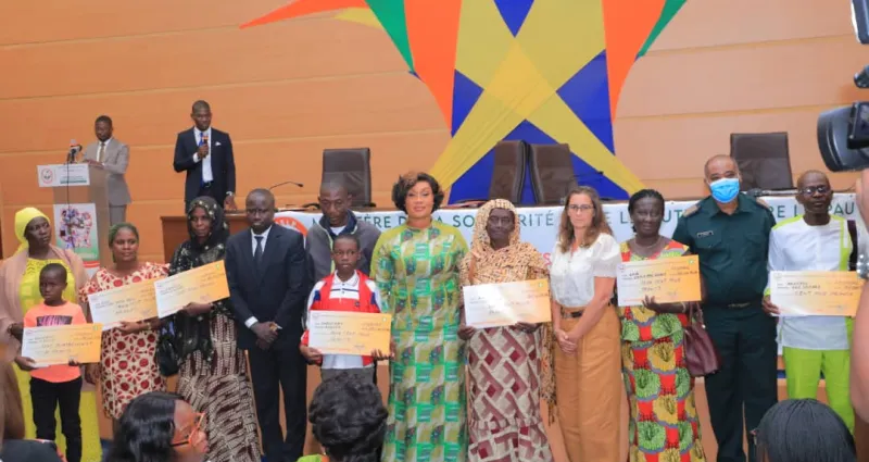 assistance-scolaire-et-developpement-d-activites-des-enveloppes-distribuees-aux-victimes-des-crises