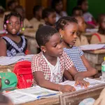 cherte-de-la-vie-l-etat-met-a-la-disposition-des-eleves-de-6e-des-manuels-scolaires