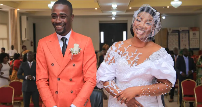 love-story-la-chanteuse-roseline-layo-dit-oui-a-gnahou-david-son-manager