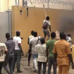 fievre-antifrancaise-a-ouaga-l-ambassade-de-france-attaquee-par-des-manifestants-dechaines