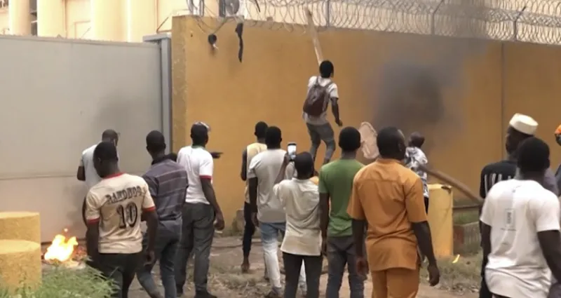fievre-antifrancaise-a-ouaga-l-ambassade-de-france-attaquee-par-des-manifestants-dechaines