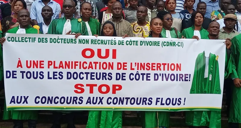 collectif-des-docteurs-non-recrutes-la-demission-du-ministre-adama-diwara-reclamee-le-micro-de-dr-simi-brise
