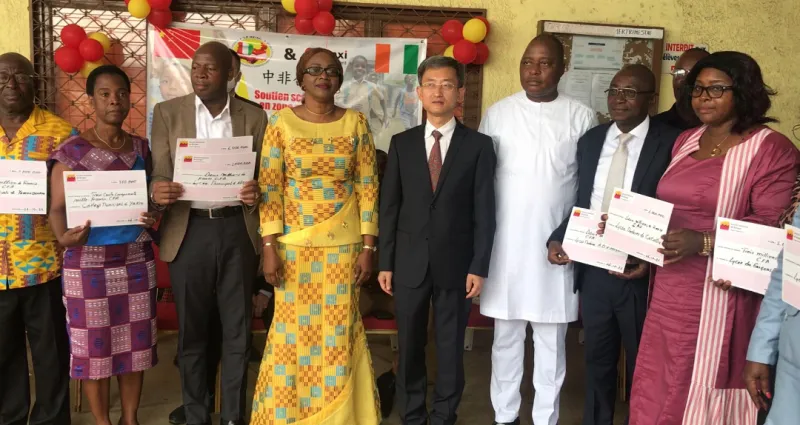 action-sociale-l-ambassade-de-la-chine-en-cote-d-ivoire-offre-133-bourses-a-des-eleves-de-13-etablissements
