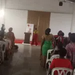 rentree-scolaire-2022-2023-une-ong-comble-des-femmes-en-leur-offrant-des-kits-scolaires