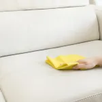 entretien-de-meuble-deux-conseils-pour-nettoyer-les-fauteuils-en-cuir-sans-l-abimer