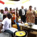 yopougon-gesco-l-ancienne-ministre-arlette-badou-apporte-son-soutien-a-un-jeune-vendeur-de-beignets