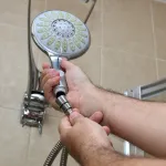 astuce-maison-deux-techniques-pour-nettoyer-un-pommeau-de-douche