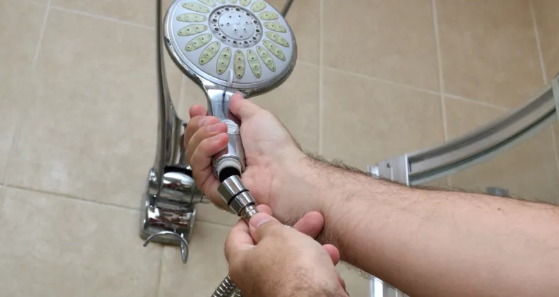 astuce-maison-deux-techniques-pour-nettoyer-un-pommeau-de-douche