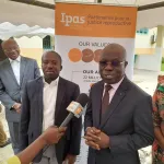 action-sociale-ipas-afrique-francophone-offre-des-kits-sanitaires-a-des-centres-de-sante-urbains-a-abidjan
