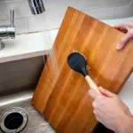 astuces-cuisine-entretenir-nettoyer-et-huiler-une-planche-a-decouper-en-bois