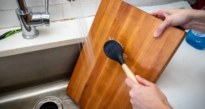 astuces-cuisine-entretenir-nettoyer-et-huiler-une-planche-a-decouper-en-bois