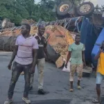 incivisme-routier-un-gros-camion-fait-d-enormes-degats-materiels-sur-l-axe-abidjan-yakro
