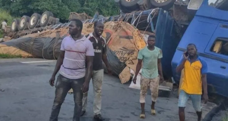incivisme-routier-un-gros-camion-fait-d-enormes-degats-materiels-sur-l-axe-abidjan-yakro