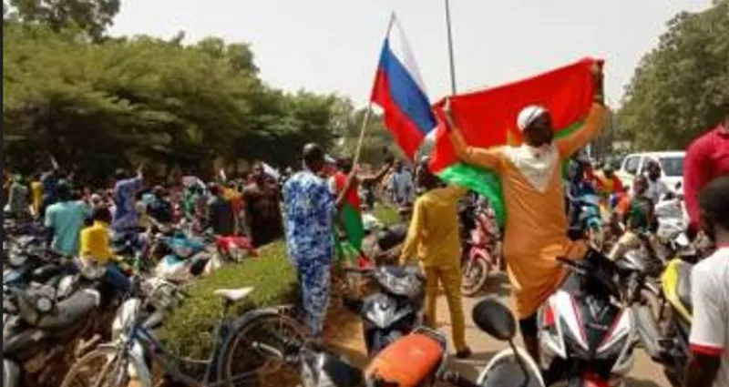 burkina-faso-des-manifestants-exigent-le-depart-des-forces-francaises-dans-72-heures