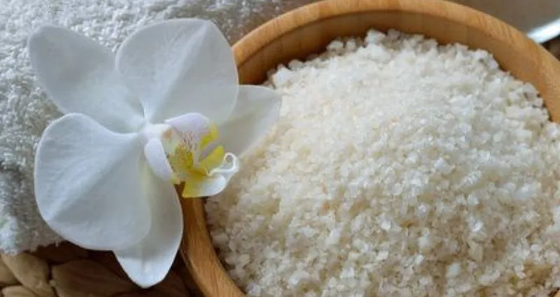astuces-beaute-gommage-au-sel-un-soin-exfoliant-naturel-pour-la-peau