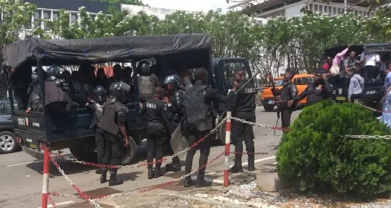 marche-pacifique-du-collectif-des-docteurs-non-recrutes-de-cote-d-ivoire-42-personnes-interpellees