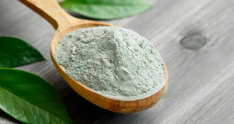 astuces-beaute-trois-bienfaits-de-l-argile-verte-dans-les-soins-beaute