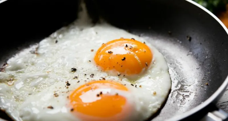 astuces-cuisine-4-techniques-pour-bien-faire-des-oeufs-au-plat