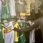 mondial-2022-le-prix-du-maillot-du-senegal-fixe-a-45-000-cfa-des-supporters-achetent-la-contrefacon