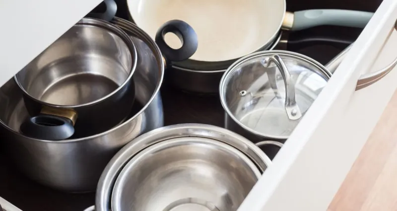 rangement-cuisine-3-astuces-rangement-destinees-a-vos-couvercles-de-casseroles