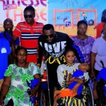 sante-kedjevara-remet-des-dons-aux-personnes-en-situation-de-handicap